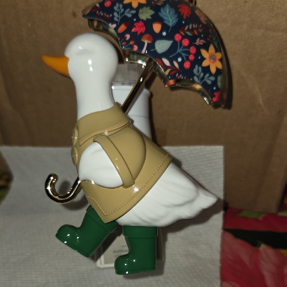 Silly Goose with Floral Umbrella Wallflower Plug-in